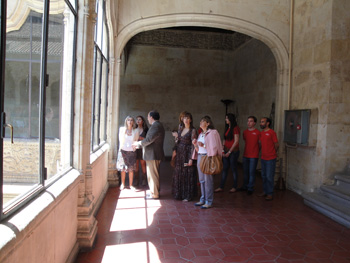 D. Enrique Cabero nos invita a disfrutar, desde el claustro de la Universidad, de una maravillosa vista de las Catedrales.